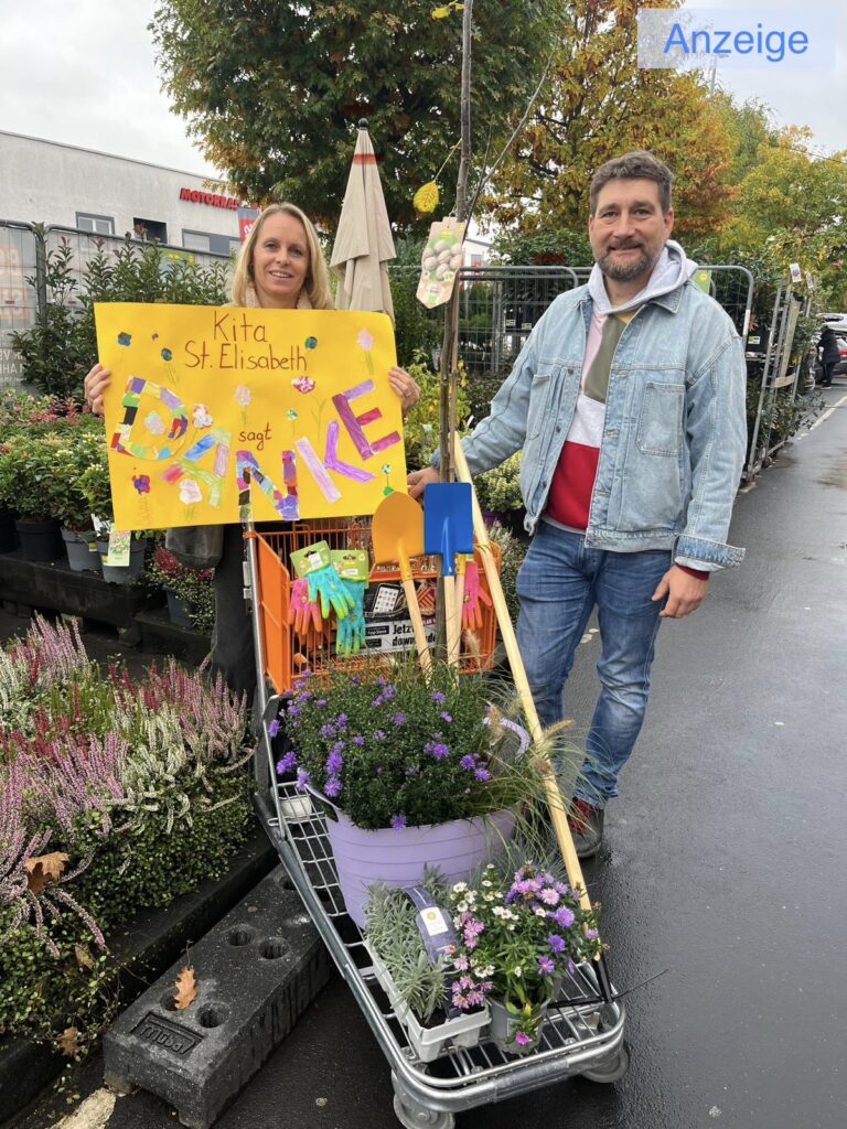 Erzieher Matthias Gibhardt der Kita St. Elisabeth und Sabrina Flöck, 2. Vorsitzende des Fördervereins "Die Dreckspatzen", mit der Gartenausrüstung von Hornbach Koblenz.