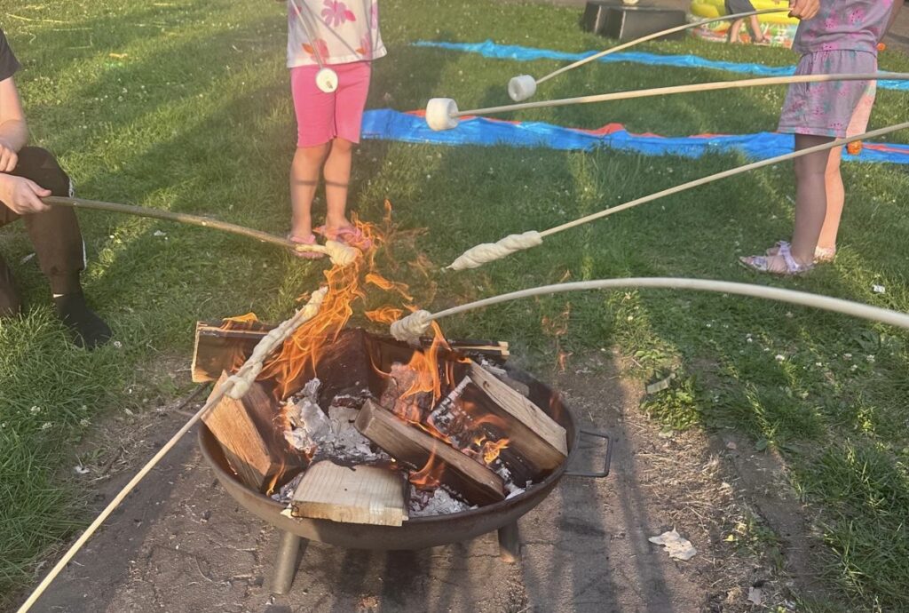 Stockbrot und Marshmellos grillen beim Papa-Kind-Zelten in St. Sebastian bei Koblenz